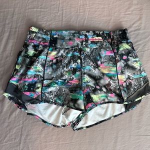 Hotty Hot High-Rise Lined Short 2.5" Paint Drift Multi/Graphite Grey